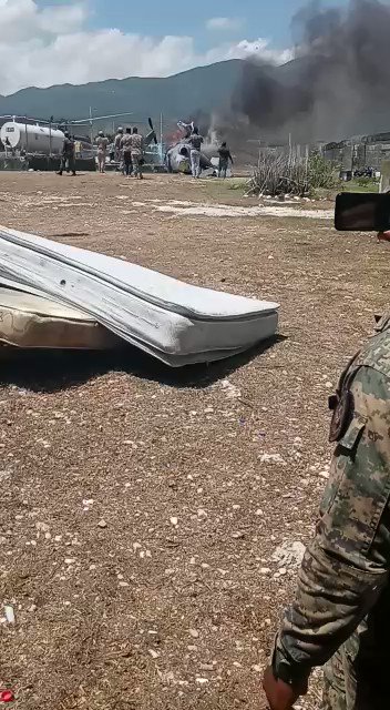 Helicóptero @FuerzaAereaRD se accidenta en Jimaní tras dejar militares enviados para reforzar frontera con Haiti Iba a reabastecer combustible para regresar a capital. Hélices chocaron con verja y se produjo el accidente sin victimas humanas que lamentar