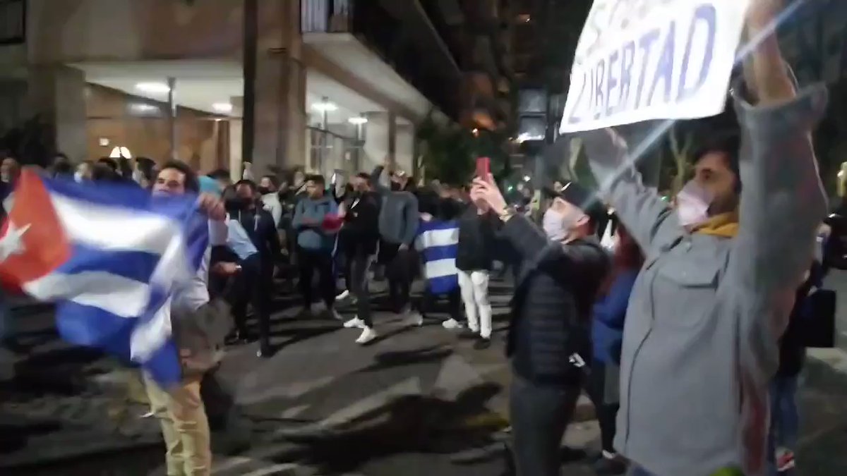 Libertad., gritan cubanos que protestan frente a la Embajada de Cuba en Buenos Aires.   Respaldan a sus familiares y compatriotas que hoy salieron a marchar en la isla