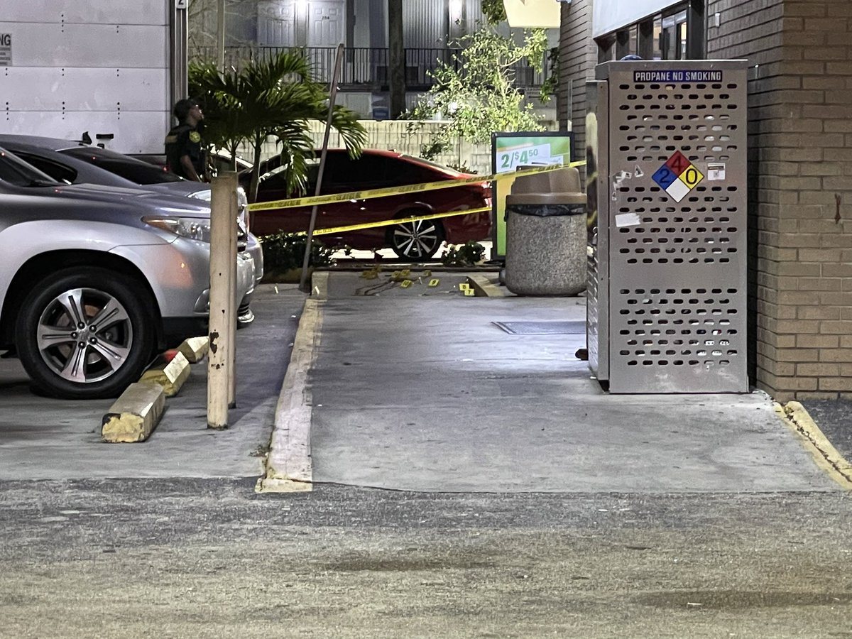 @browardsheriff investigating possible shooting outside of a 7-Eleven on N. Andrews Ave & 38th St in Oakland Park. Large delivery truck parked within scene, evidence markers on ground behind it. Working to get updates, coverage on @WPLGLocal10