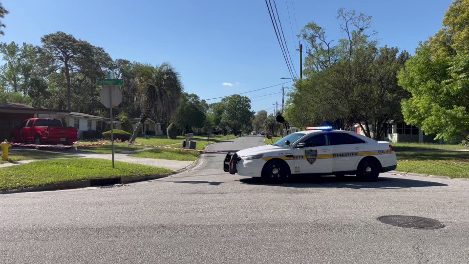 JSO is investigating a homicide. They confirm a man was shot. JFRD took the victim to the hospital, but he did not survive. The 911 call came in around 8:30 a.m.  Multiple people talking to JSO. No suspect right now. Family friends tell the victim was in his young 30s.
