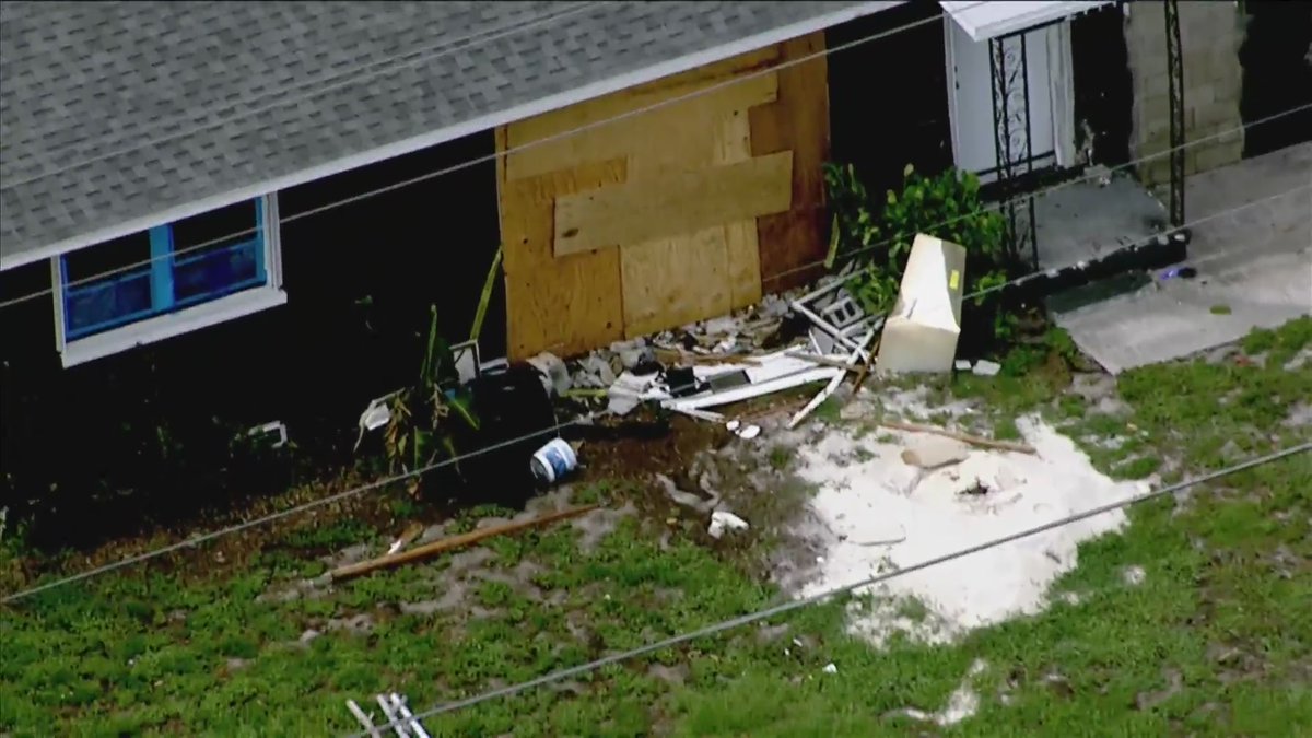 1 killed after SUV crashes into Lakeland home y