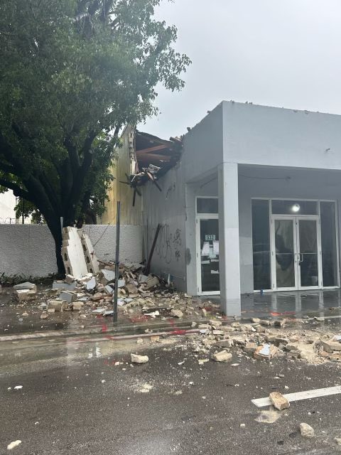 @CityofMiamiFire with an unoccupied building that has structural damage, we have closed N.W. 1 Avenue to Miami Avenue from N.W. 5 to 6 Streets until it's deemed safe.