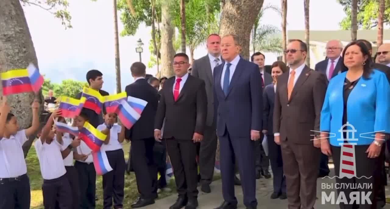 El Ministro de Asuntos Exteriores ruso, Lavrov, llegó a Caracas tras su visita a La Habana