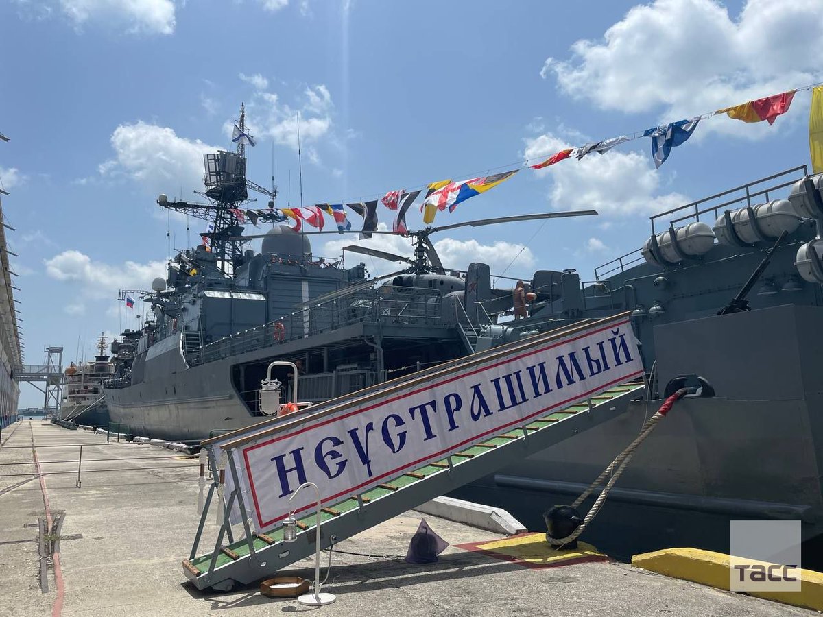 Project 887 training ship ”Smolny ”, Project 11540 Yastreb/Neustrashimy-class frigate ”Neustrashimyy” and Project 160 Altay-class oiler ”Yelnya” in the port of Havana