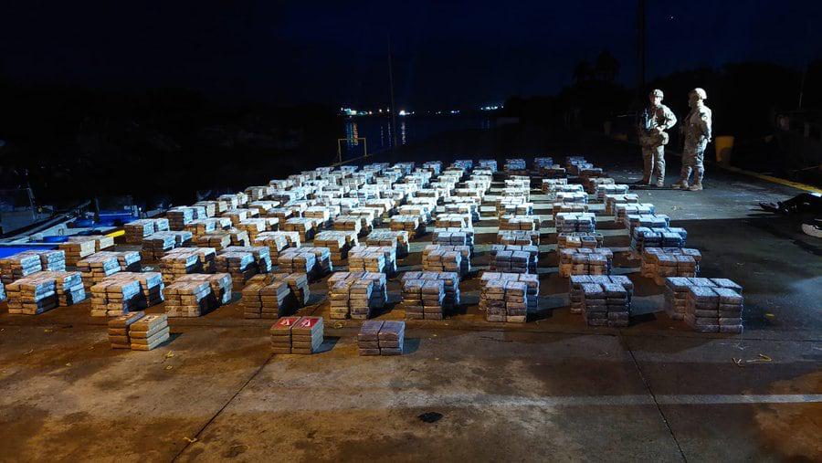 Panamá: Autoridades panameñas incautaron 3,2 toneladas de cocaína en el mar Caribe. La droga fue encontrada a bordo de una embarcación operada por cuatro ciudadanos colombianos, quienes fueron detenidos durante un operativo antidrogas al noreste de El Porvenir, en la comarca Guna Yala