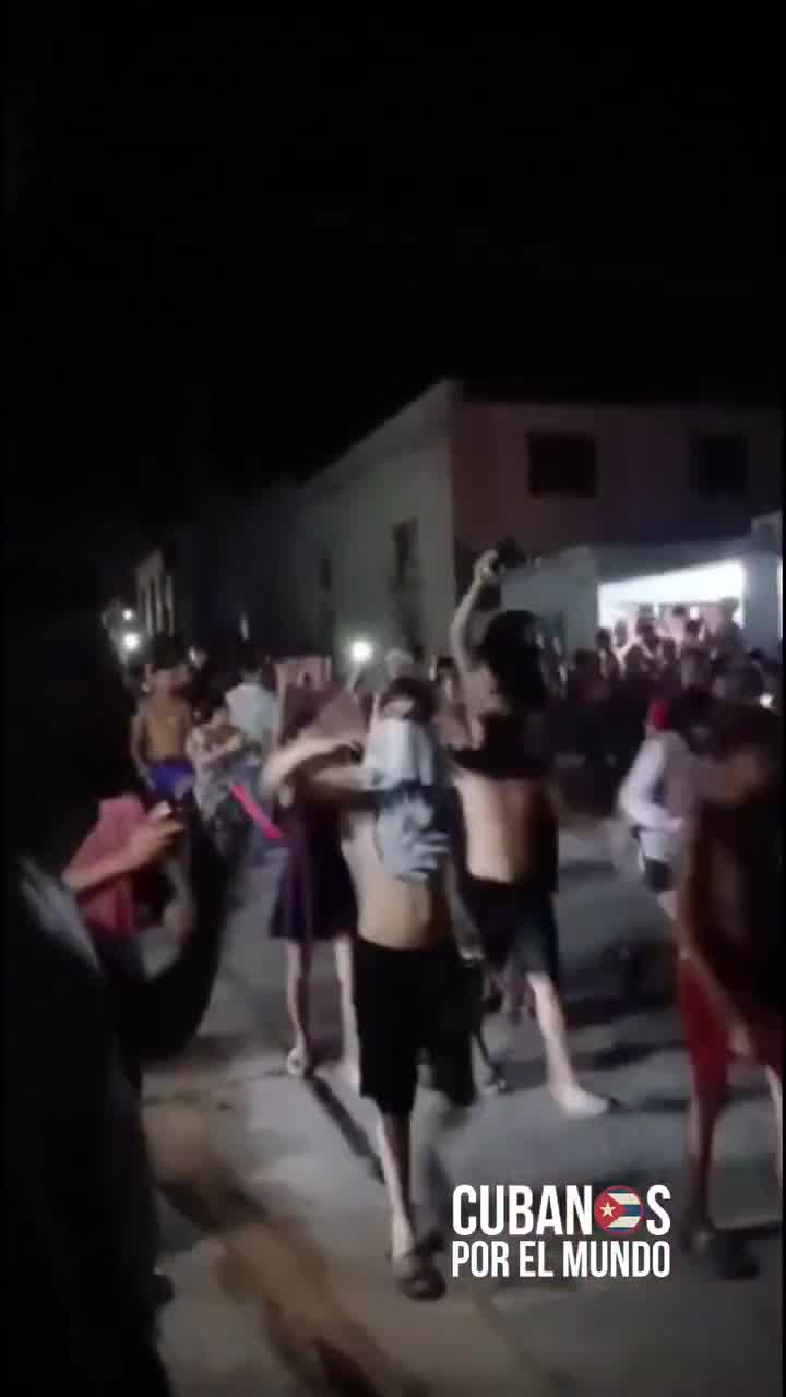 Massive protests at this hour in several places in Cuba