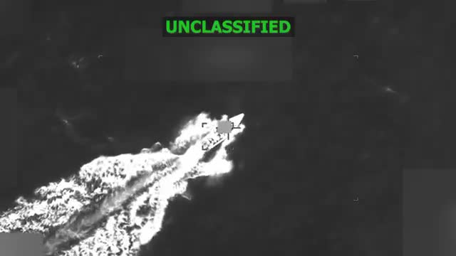 מזכיר המלחמה האמריקאי: היום, בהוראת הנשיא טראמפ, ביצע משרד המלחמה תקיפה קינטית קטלנית על כלי שיט שהופעל על ידי ארגון טרור. כלי השיט עסק בסחר בסמים בקריביים ונפגע במים בינלאומיים. אף כוח אמריקאי לא נפגע בתקיפה, ושלושה גברים שהיו על סיפון כלי השיט נהרגו.