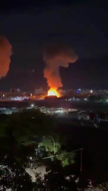 لحظه بمباران پایگاه هوایی لا کارلوتا در کاراکاس ساعت ۱:۵۸ بامداد رخ داد.