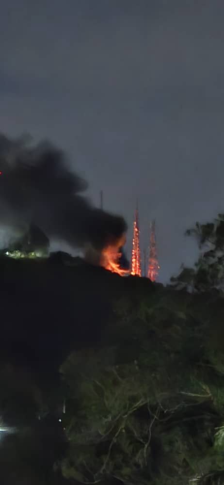 تا ساعت ۳:۳۰ بامداد امروز شنبه، ۳ ژانویه، ساکنان مناطقی در ونزوئلا که صدای انفجار و مین شنیده بودند، گزارش دادند که صداها قطع شده است، در حالی که شعله‌های آتش از نقاط مختلف کاراکاس قابل مشاهده بود.