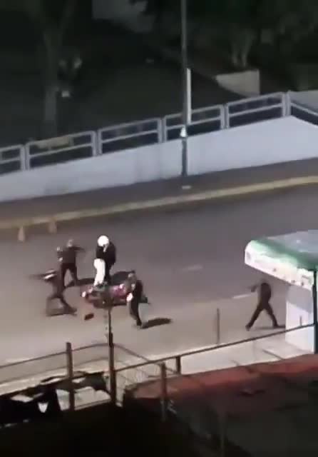 همزمان با طلوع آفتاب در کاراکاس، ونزوئلا، و آغاز ارزیابی میزان خسارات ناشی از بمباران‌های آمریکا در مراکز نظامی مختلف، گزارش‌هایی از دستگیری غیرنظامیان در برخی مناطق پایتخت منتشر شده است.