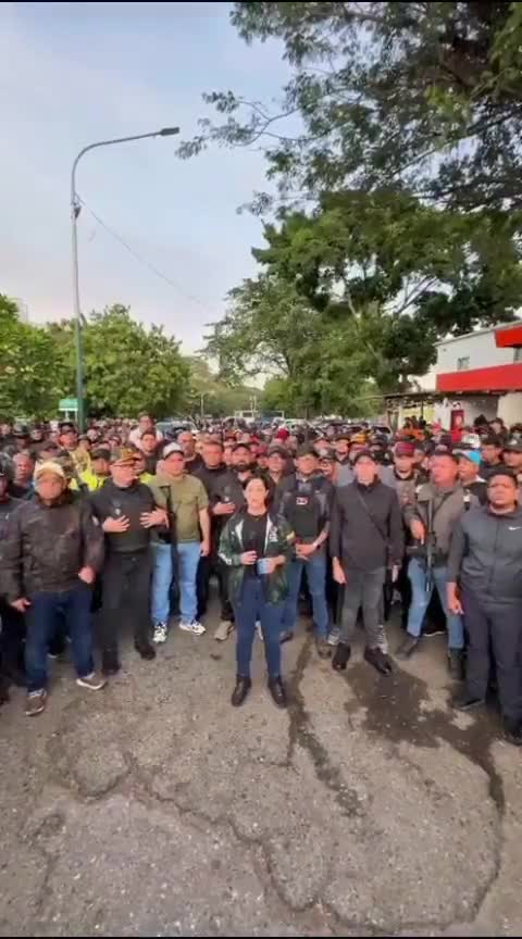 آراگوآ. فرماندار جوآنا سانچز در ویدئویی که در پایگاه نظامی تیپ ۴۲ در ماراکای ضبط شده بود، به همراه شهرداران و مقامات منطقه‌ای، خطاب به ملت سخنرانی کرد. او در پیام خود، از رئیس جمهور مادورو مدرکی دال بر زنده بودنش درخواست کرد و اظهار داشت که جامعه در رد حملات ادعایی ایالات متحده علیه خاک ونزوئلا بسیج شده است. او همچنین تأیید کرد که آرامش در سراسر ایالت آراگوآ حاکم است.