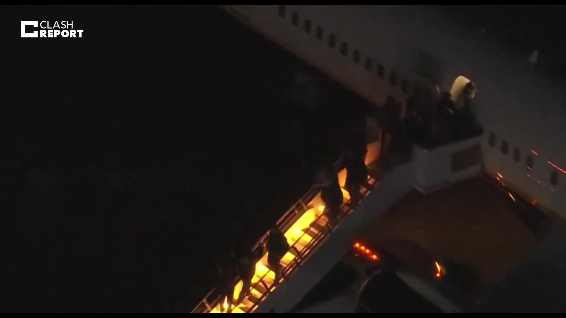 تصاویری از مادورو که پس از دستگیری توسط نیروهای آمریکایی برای محاکمه به اتهام قاچاق مواد مخدر و جرایم مربوط به فروش اسلحه، هنگام ورود به نیویورک، هواپیما را ترک می‌کند.