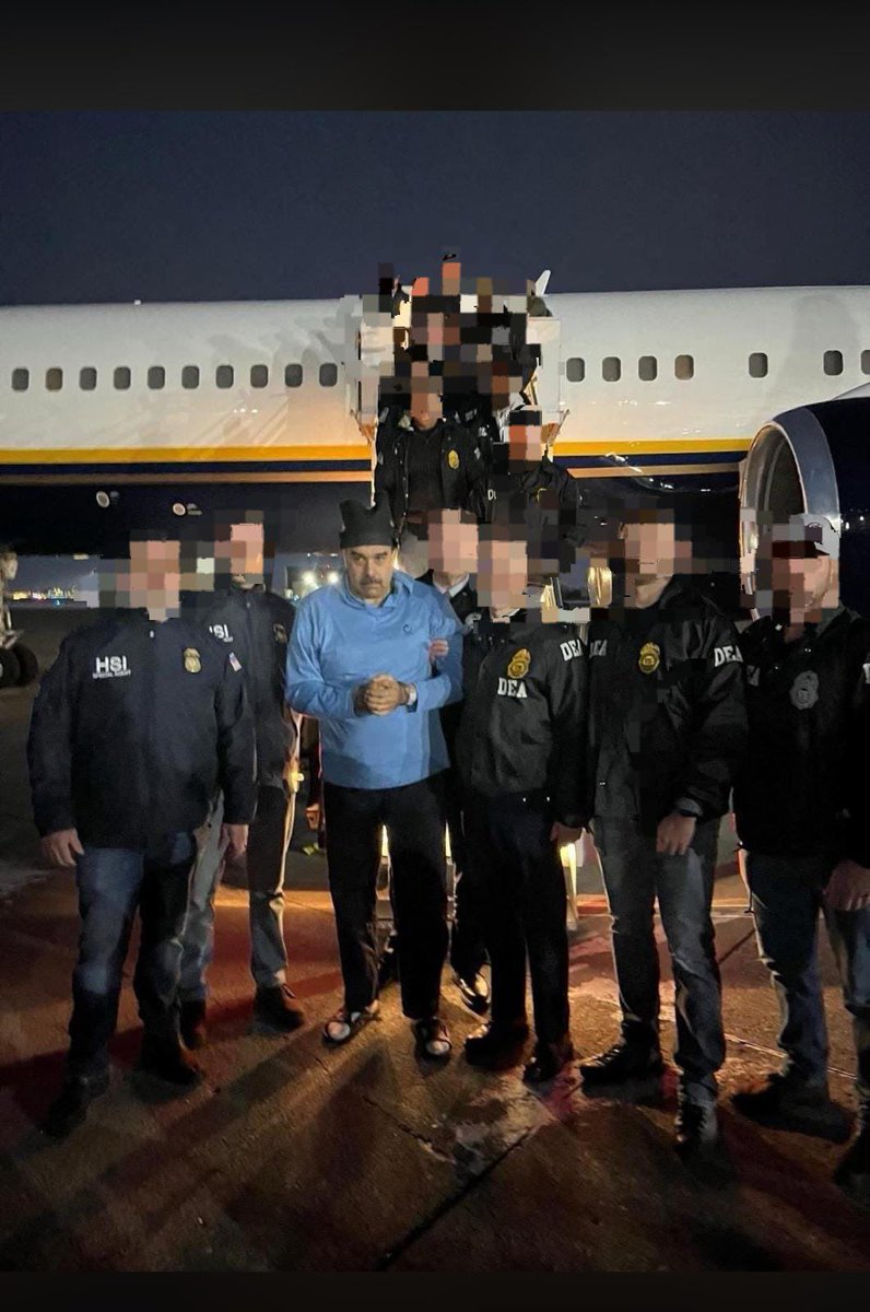 اولین تصاویر از مادورو پس از پیاده شدن از هلیکوپتر و حضور در مقر DEA، پس از دستگیری او در ونزوئلا توسط دولت دونالد ترامپ.