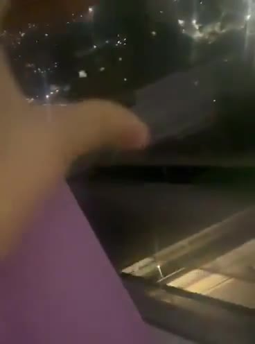 وزارت ارتباطات و اطلاعات ونزوئلا اکنون تأیید کرده است که صدای تیراندازی که امشب در نزدیکی مجتمع کاخ ریاست جمهوری میرافلورس در کاراکاس شنیده شده، نتیجه شلیک گلوله‌های هشدار دهنده پلیس به سمت پهپادهای ناشناس بوده که بدون اجازه وزارت دفاع بر فراز کاخ پرواز می‌کردند. سخنگوی وزارت اطلاعات گفت: ما می‌خواهیم روشن کنیم که آنچه در مرکز شهر کاراکاس اتفاق افتاد به این دلیل بود که برخی پهپادها بدون اجازه بر فراز کاخ پرواز کردند و پلیس تیرهای بازدارنده شلیک کرد. هیچ درگیری رخ نداد. کل کشور در آرامش کامل است.