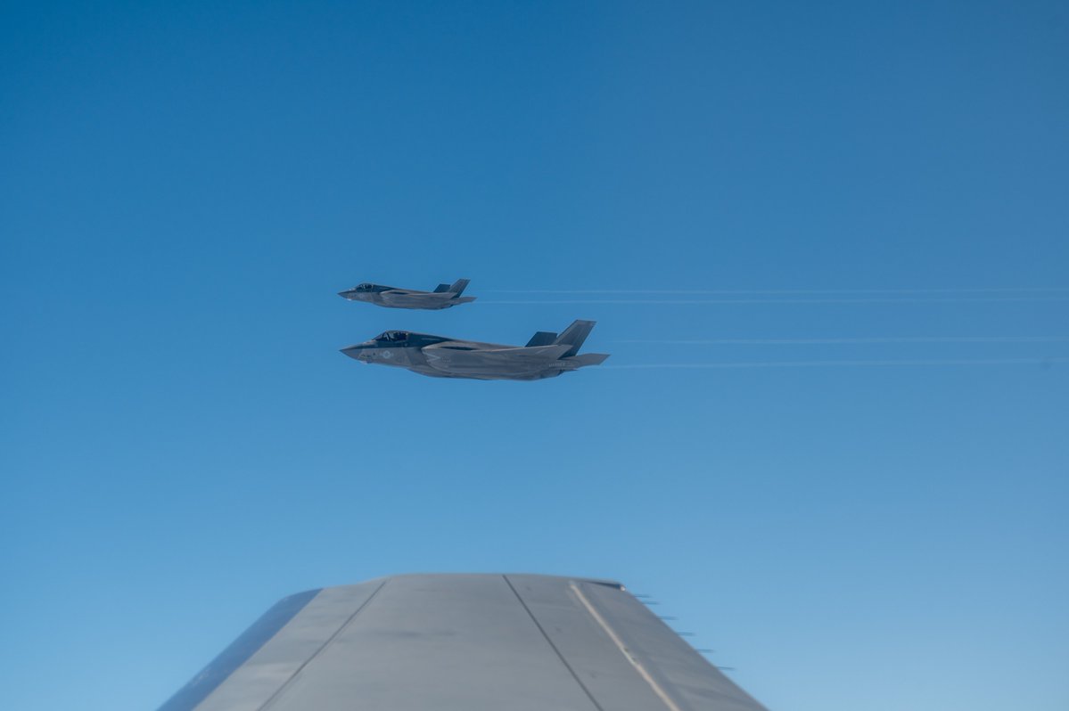Los F-35 del Cuerpo de Marines de EE. UU., un P-8 de la Armada de EE. UU. y un KC-46 de la Fuerza Aérea de EE. UU. realizaron una patrulla de presencia costera conjunta del Poder Aéreo frente a las costas de Venezuela el 6 de marzo. Nuestra presencia persistente demuestra nuestro compromiso con nuestros socios en la región. Siempre estamos alerta. - Comandante del Comando Sur, general Francis L. Donovan