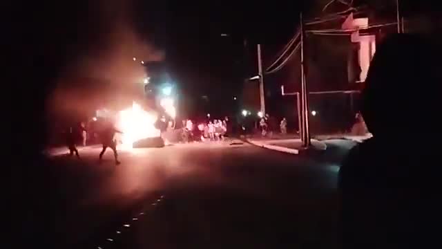 أضرم محتجون في مورون بكوبا النار في مقر الحزب الشيوعي المحلي خلال مظاهرات احتجاجاً على تفاقم نقص الوقود وانقطاع التيار الكهربائي على نطاق واسع