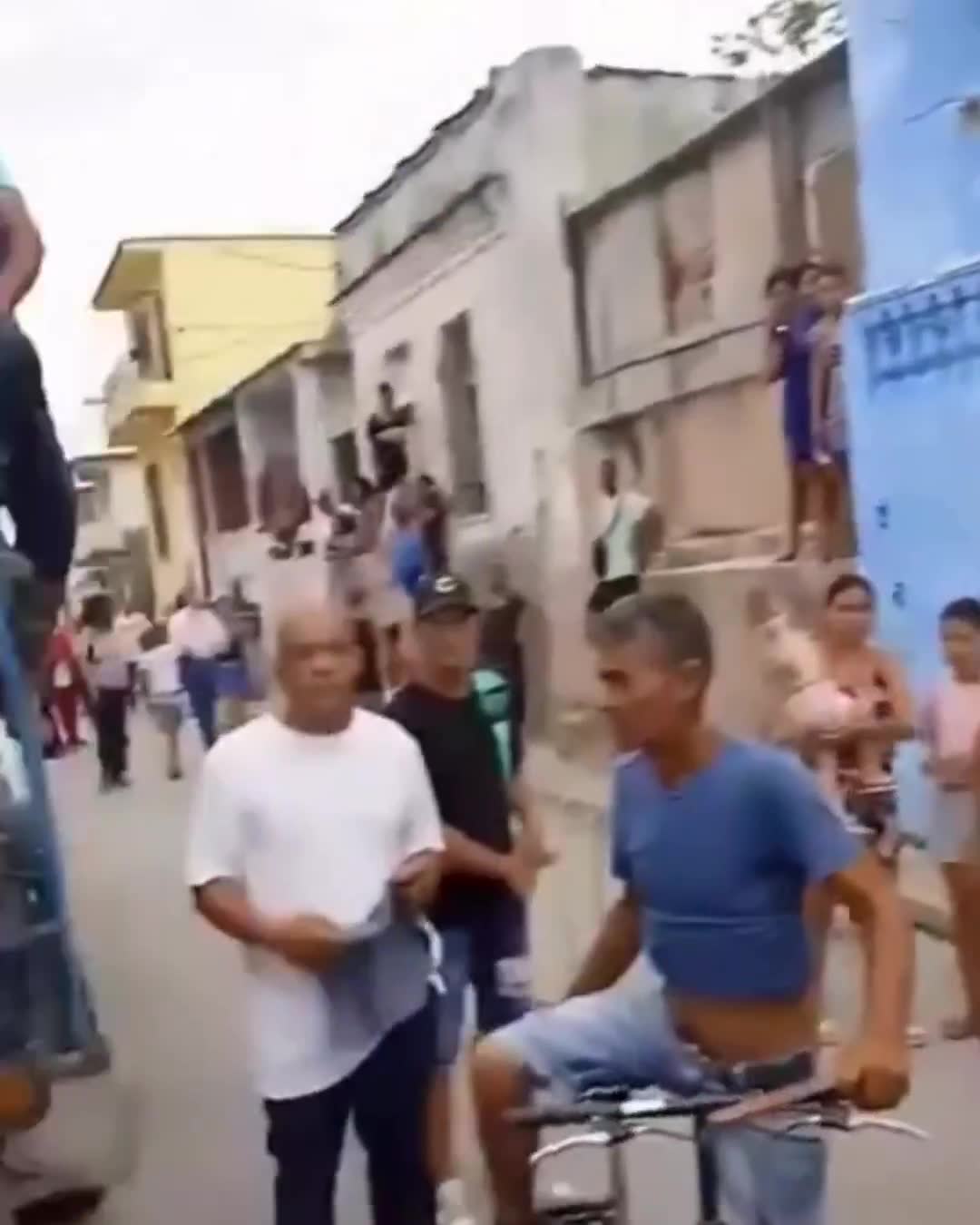 People are protesting in the Regla municipality due to the lack of water. They brought a water truck for the ENTIRE community in an attempt to calm the situation, but the citizens refuse to touch a single drop of water. 