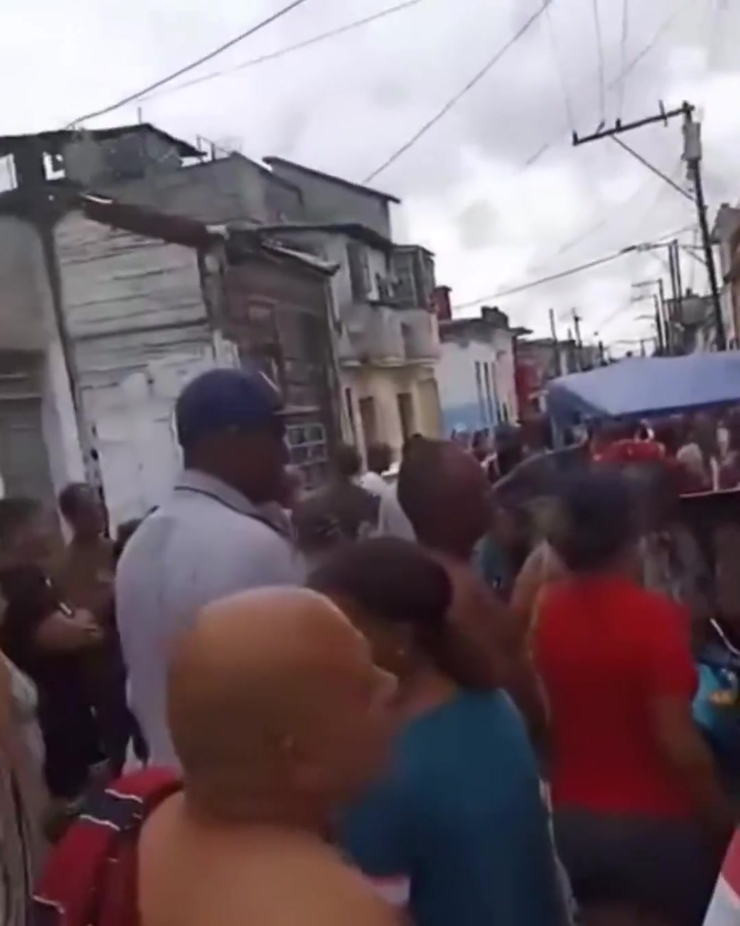 People are protesting in the Regla municipality due to the lack of water. They brought a water truck for the ENTIRE community in an attempt to calm the situation, but the citizens refuse to touch a single drop of water. 
